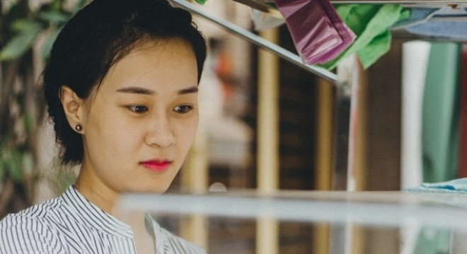 Bỏ việc công sở, hotgirl ra vỉa hè bán bánh mì trộn