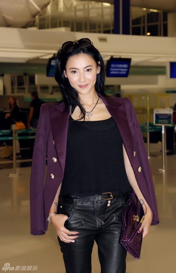 Trương Bá Chi rạng rỡ ở sân bay. Trương Bá Chi rạng rỡ ở sân bay.