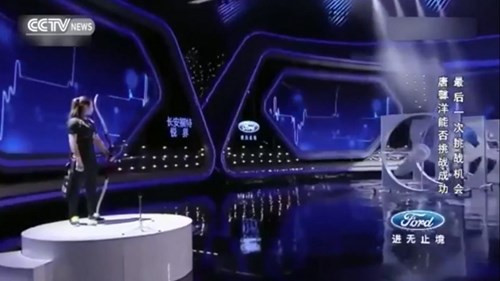 Cung thủ siêu phàm bắn tên lọt qua 4 chiếc quạt đang quay - ảnh 1