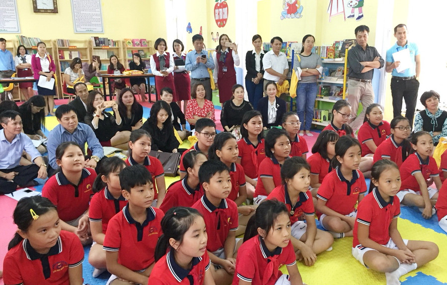 Các chuyên gia của Vụ Giáo dục Tiểu học (Bộ GD&ĐT) trong một buổi hỗ trợ, nâng cao năng lực cho CBQL, giáo viên Phòng GD&ĐT huyện Việt Yên (Bắc Giang) về đổi mới tổ chức tiết đọc thư viện