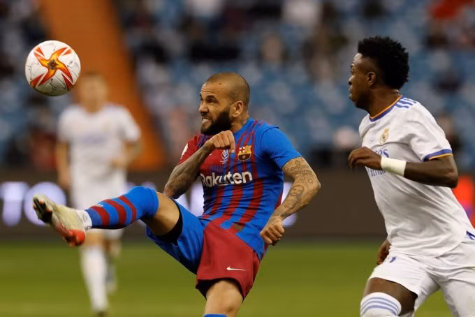 Alves không được dự đấu trường châu Âu trong màu áo Barca.