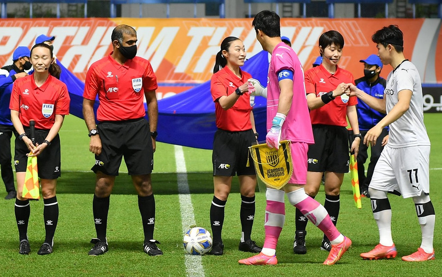 Yamashita trở thành trọng tài nữ đầu tiên bắt chính tại giải bóng đá nam AFC Champions League. Yamashita trở thành trọng tài nữ đầu tiên bắt chính tại giải bóng đá nam AFC Champions League.