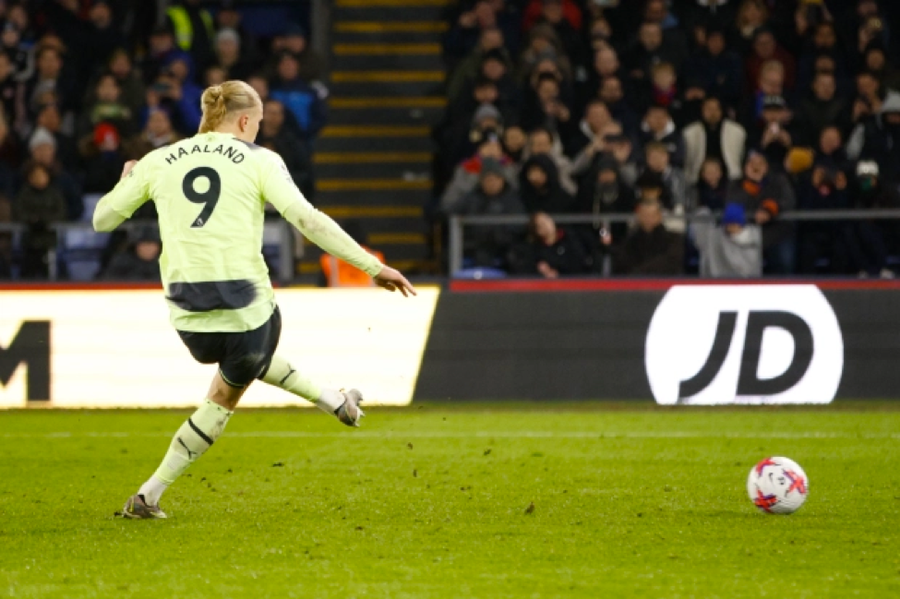 Haaland ghi bàn trên chấm 11m... Haaland ghi bàn trên chấm 11m...