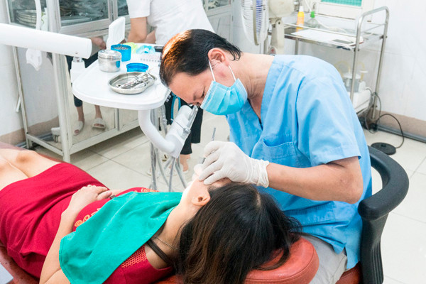 Nha sĩ Kỳ đang điều trị cho bệnh nhân. Nha sĩ Kỳ đang điều trị cho bệnh nhân.