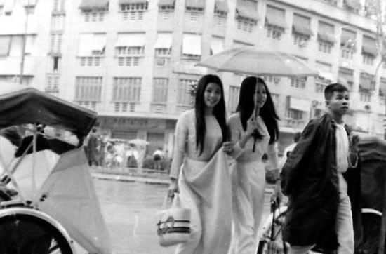 Họ cũng khéo léo kết hợp với phụ kiện đa dạng như nón lá, vòng ngọc trai... để tạo nên giá trị thẩm mỹ cao của tà áo dài.