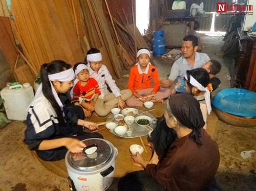 Những bữa cơm đẫm nước mắt của 6 đứa con mồ côi cả cha lẫn mẹ - Ảnh 1