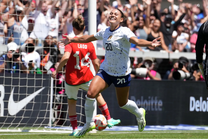 Tiền đạo Trinity Rodman (áo trắng) lập cú đúp giúp Mỹ thắng Xứ Wales 2-0 trước thềm World Cup 2023.