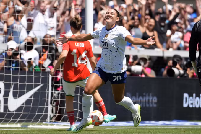 Tiền đạo Trinity Rodman (áo trắng) lập cú đúp giúp Mỹ thắng Xứ Wales 2-0 trước thềm World Cup 2023.