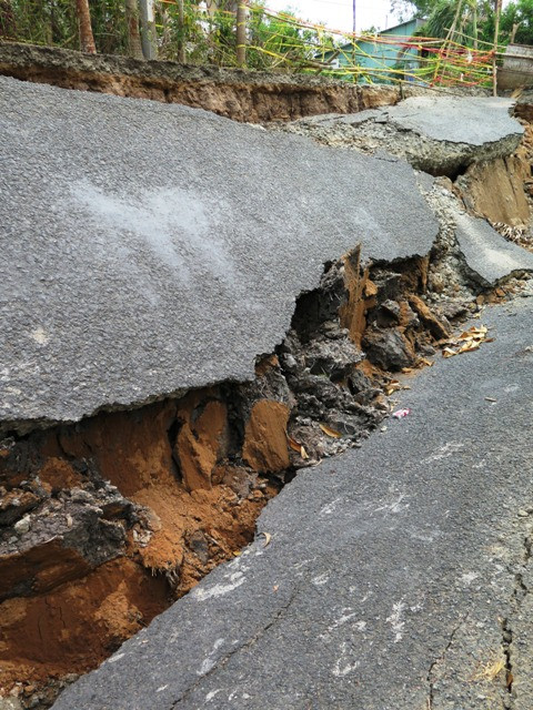 Khô hạn gây sụp đất kinh hoàng ở Cà Mau ảnh 4 Khô hạn gây sụp đất kinh hoàng ở Cà Mau ảnh 4