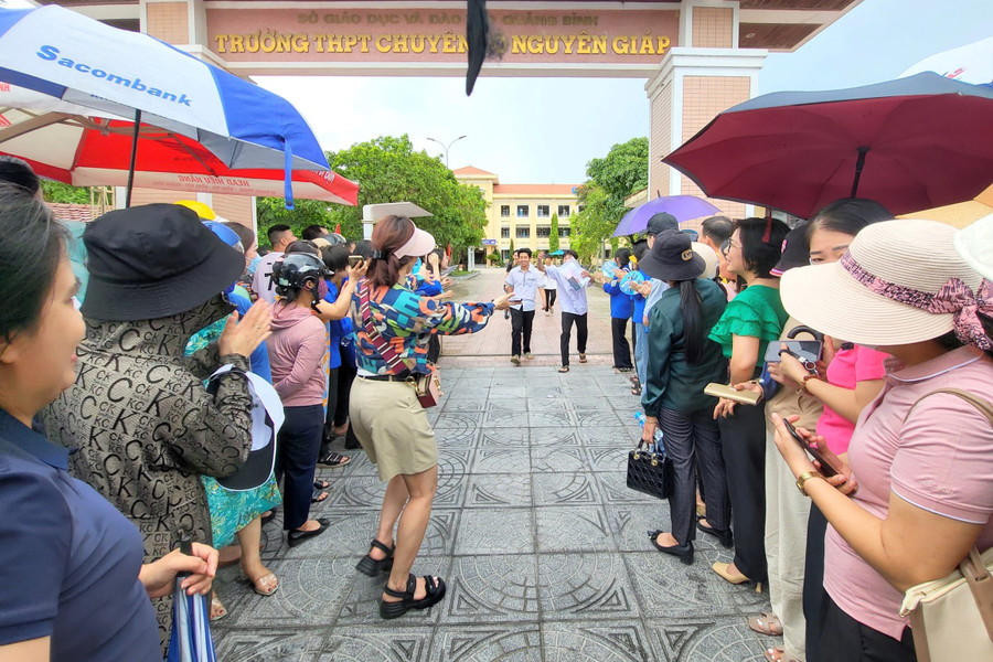 Nhiều thí sinh phấn khởi rời phòng thi với tâm trạng rất phấn khởi. (Ảnh: Đ.T).