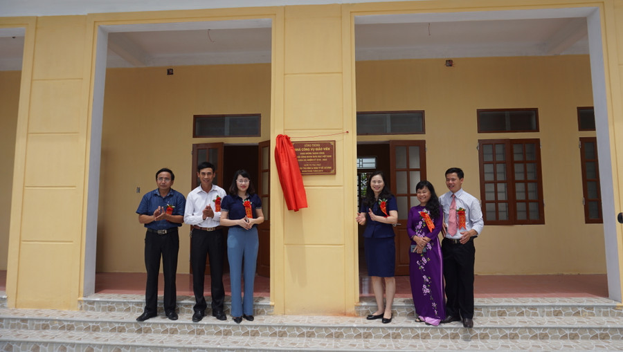 Bà Nguyễn Thị Bích Hợp, Phó Chủ tịch Công đoàn GDVN cùng đại diện Sở GD&ĐT trao tặng nhà công vụ cho giáo viên Trường THCS Thái Thành