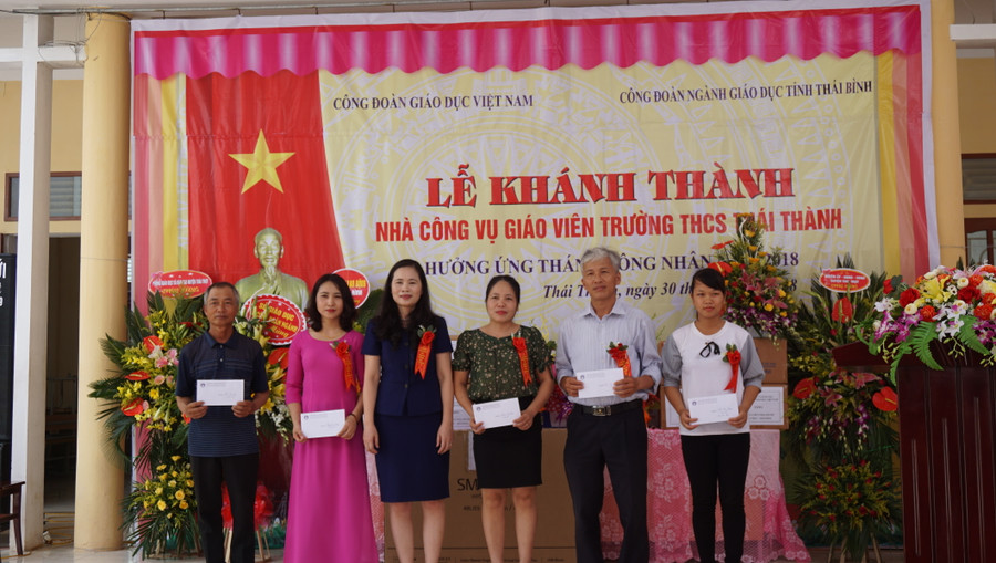 Đại diện Công đoàn GDVN trao quà cho các giáo viên có hoàn cảnh khó khăn