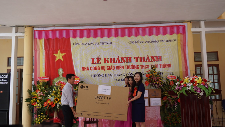 Bà Nguyễn Thị Bích Hợp, Phó Chủ tịch Công đoàn GDVN trao tặng ti vi cho nhà trường