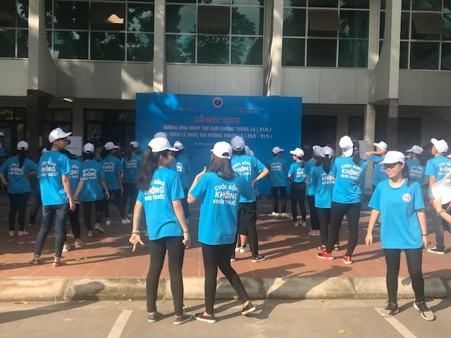 Biểu diễn văn nghệ của sinh viên tại lễ mít tinh hưởng ứng ngày thế giới phòng chống tác hại của thuốc lá