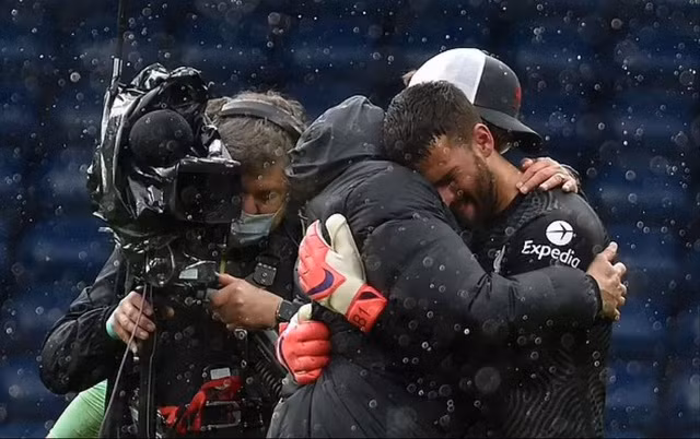 Thủ môn Becker khóc nức nở vì nhớ tới người cha quá cố.