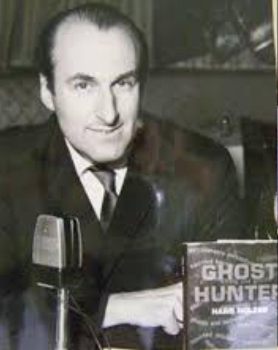 Hans Holzer và tác phẩm đầu tay của mình.