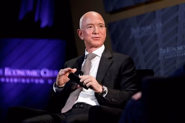 Jeff Bezos là người giàu nhất thế giới.