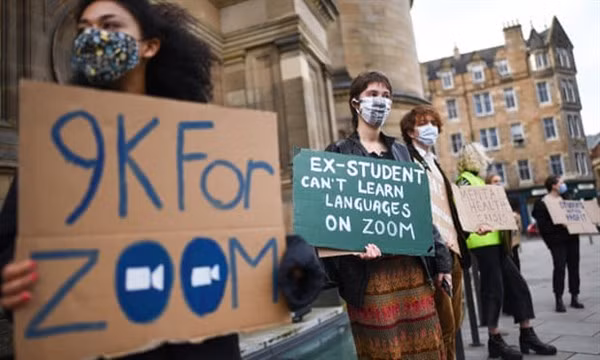 Sinh viên Anh phản đối học trực tuyến.