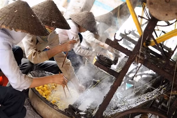 Kén trong nồi được khuấy liên tục để kéo tơ.