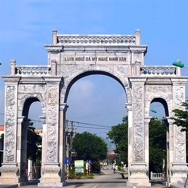 Cổng làng bằng đá ở Ninh Vân.