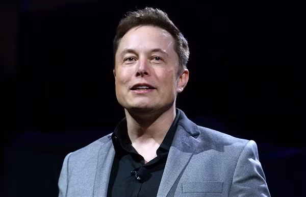 Elon Musk từng bị bắt nạt khi học phổ thông.