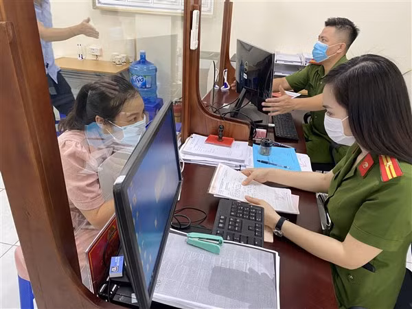 Công an phường Nghĩa Tân kiểm tra công tác triển khai Luật Cư trú cho người dân.