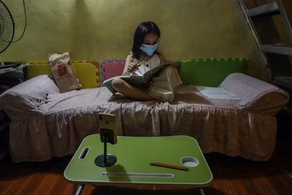 Học sinh Philippines học trực tuyến tại nhà.