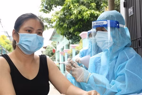 TPHCM triển khai bao phủ vắc-xin cho người dân. Ảnh: HCDC.