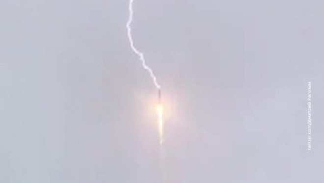 Hình ảnh tia sét đánh vào tên lửa đẩy “Soyuz” Hình ảnh tia sét đánh vào tên lửa đẩy “Soyuz”