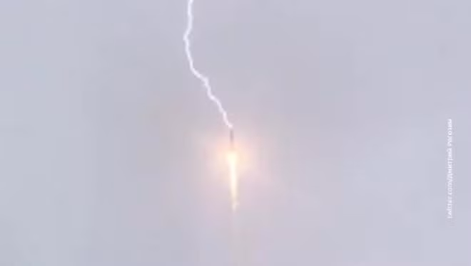 Hình ảnh tia sét đánh vào tên lửa đẩy “Soyuz”