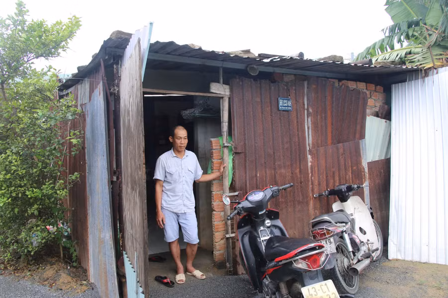 Gia đình bà Lan sống trong căn nhà xập xệ nhiều năm nay. Do vướng dự án Ga đường sắt nên việc sửa chữa nhà không thể thực hiện được.