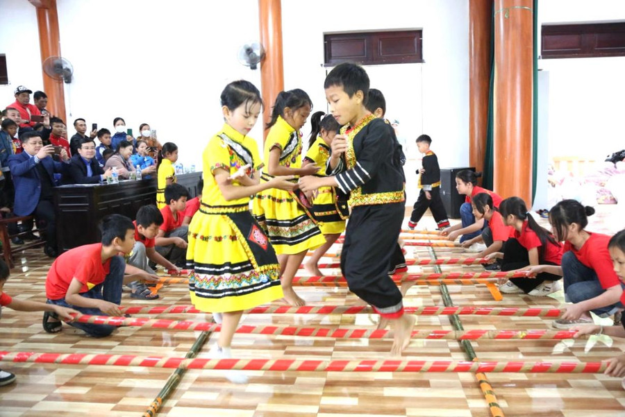 Trẻ em đồng bào Chứt biểu diễn văn nghệ vui đón Tết Chăm Cha Bới. Trẻ em đồng bào Chứt biểu diễn văn nghệ vui đón Tết Chăm Cha Bới.