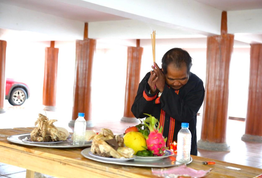 Lễ tế Thần Rừng - nghi thức bắt đầu cho Tết Chăm Cha Bới. Lễ tế Thần Rừng - nghi thức bắt đầu cho Tết Chăm Cha Bới.