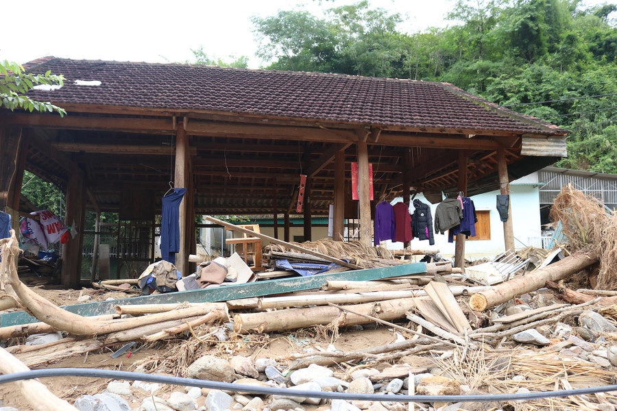 Căn nhà của bà Lương Thị Hương bên dòng suối Huồi Giảng.