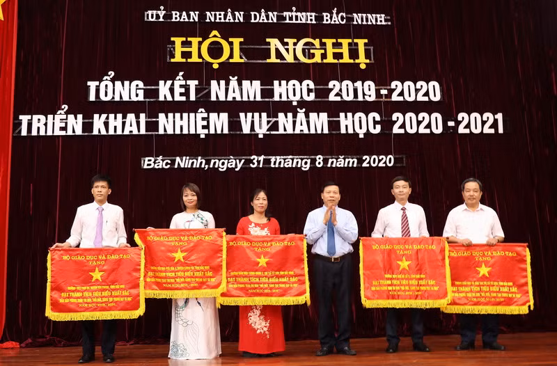 Đồng chí Nguyễn Nhân Chiến - Ủy viên T.Ư Đảng, bí thư tỉnh ủy Bắc Ninh trao tặng Cờ thi đua của Bộ GD&ĐT cho các tập thể đạt thành tích tiêu biểu xuất sắc dẫn đầu phong trào thi đua “Đổi mới, sáng tạo trong dạy và học” năm học 2019-2020.