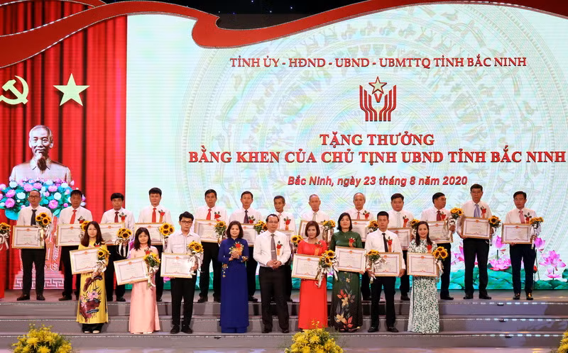 Ông Nguyễn Quốc Chung- Chủ tịch HĐND tỉnh Bắc Ninh và bà Nguyễn Hương Giang- Chủ tịch UBND tỉnh Bắc Ninh trao tặng Bằng khen của Chủ tịch UBND tỉnh cho các cá nhân có thành tích xuất sắc, tiêu biểu giai đoạn 2015-2020.