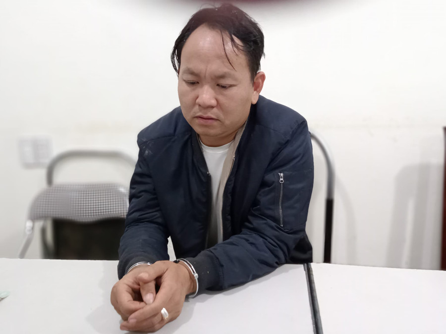 Đối tượng Long bị bắt sau nhiều giờ đồng hồ lẩn trốn. Đối tượng Long bị bắt sau nhiều giờ đồng hồ lẩn trốn.