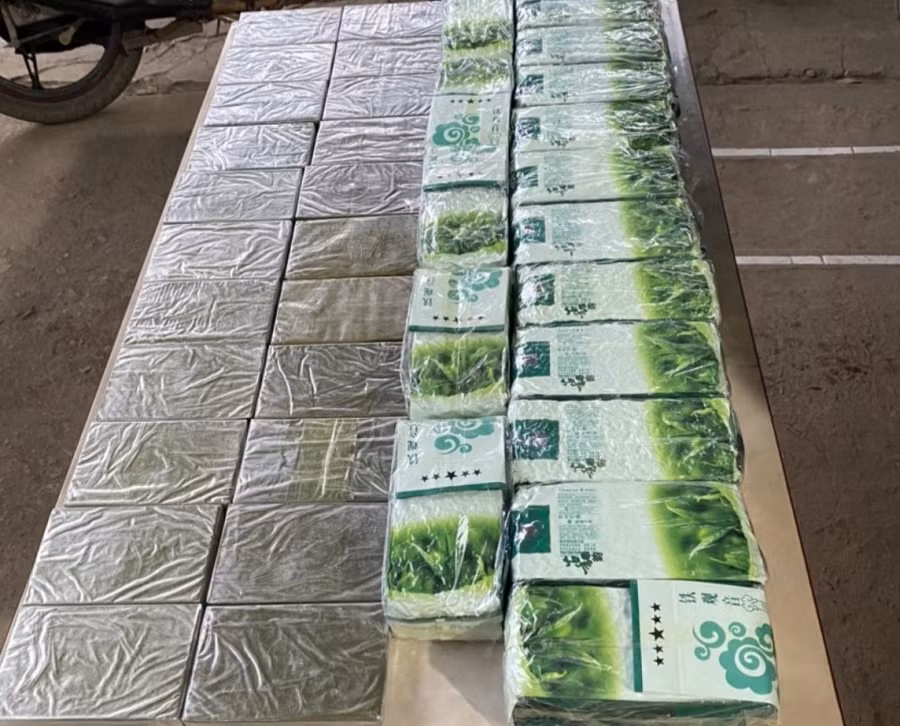 Các gói hàng nghi là ma túy trong xe ô tô của đối tượng Long.