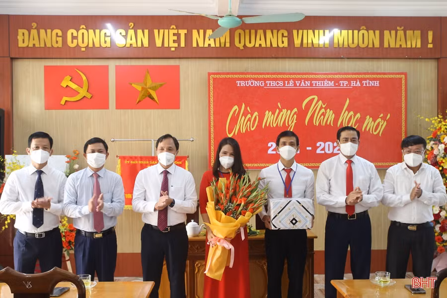 Lãnh đạo UBND tỉnh Hà Tĩnh tặng hoa BGH Trường THCS Lê Văn Thiêm nhân dịp năm học mới.