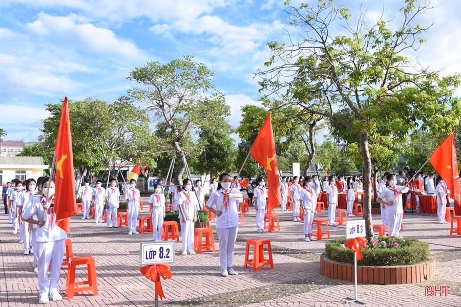 Đại diện lãnh đạo và học sinh Trường THCS Lê Văn Thiêm tham dự lễ khai giảng sáng 5/9.