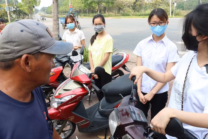 Những chiếc xe máy được ông Minh tặng cho sinh viên khó khăn, cuối năm 2020. Ảnh: Hoàng An