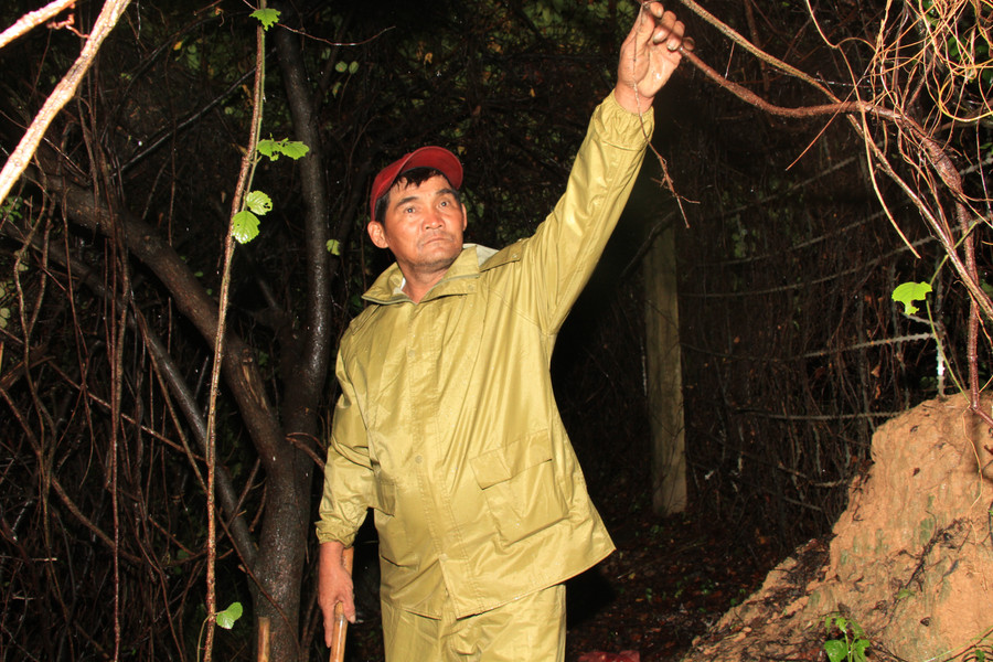 Ông Minh 'cô đơn' thời còn dựng lều, sống trong bụi rậm, chạy xe ôm và vá xe miễn phí cho sinh viên, năm 2016. Ảnh: Mạnh Tùng Ông Minh 'cô đơn' thời còn dựng lều, sống trong bụi rậm, chạy xe ôm và vá xe miễn phí cho sinh viên, năm 2016. Ảnh: Mạnh Tùng