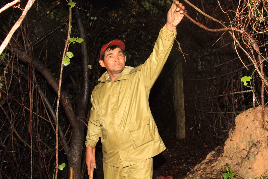 Ông Minh 'cô đơn' thời còn dựng lều, sống trong bụi rậm, chạy xe ôm và vá xe miễn phí cho sinh viên, năm 2016. Ảnh: Mạnh Tùng