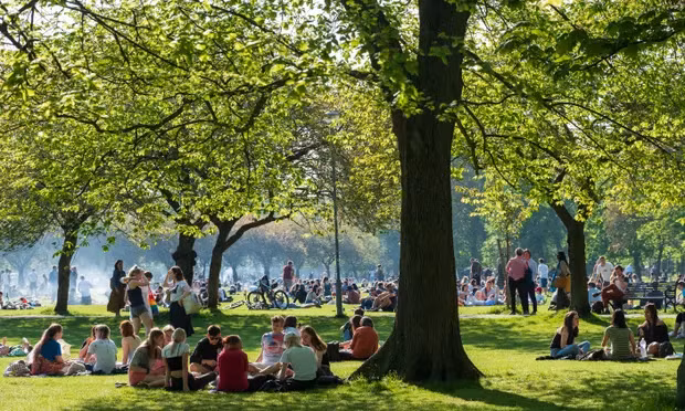 Hàng nghìn sinh viên Anh bị ảnh hưởng bởi giáo viên đình công. Hàng nghìn sinh viên Anh bị ảnh hưởng bởi giáo viên đình công.