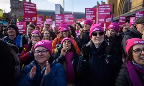 Giáo viên Anh đình công vì phản đối mức lương được đưa ra.