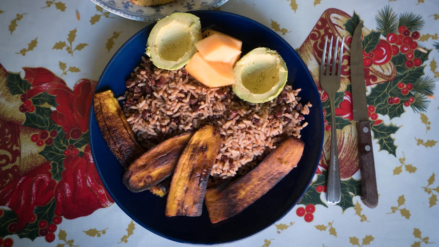 Gallo Pinto, gồm các loại đậu được nấu chín thành nước sốt, là một trong những món ăn đặc trưng của Costa Rica. Gallo Pinto, gồm các loại đậu được nấu chín thành nước sốt, là một trong những món ăn đặc trưng của Costa Rica.