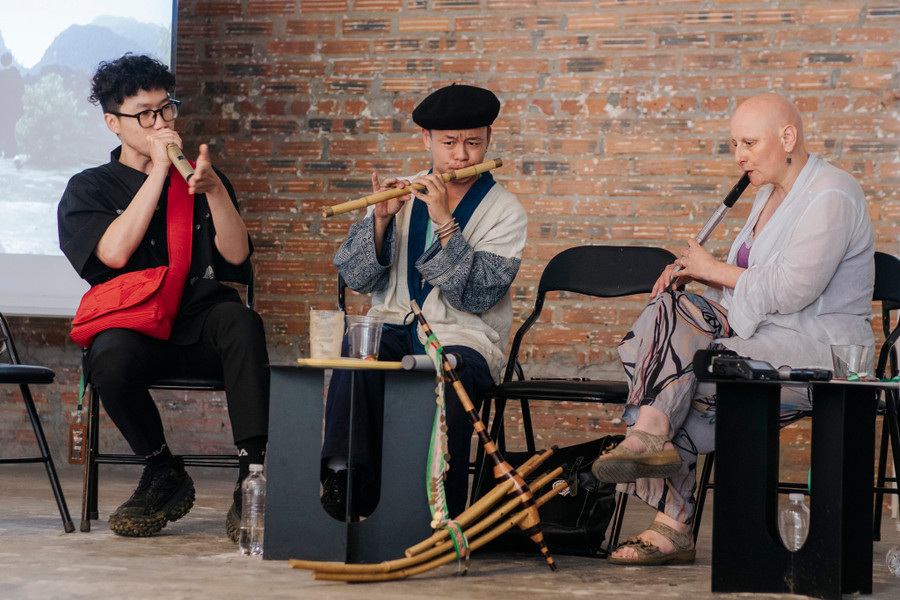 Sự kết hợp đạo cụ hiện đại và truyền thống bản địa trong dự án Thanh Cảnh tạo ra góc nhìn mới về âm nhạc.