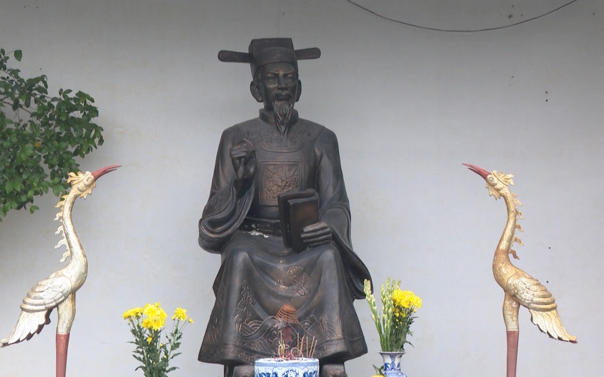 Tượng thờ Minh Kinh bác học Đặng Nghiễm tại đền thờ xã Hiệp Hoà (Vũ Thư).