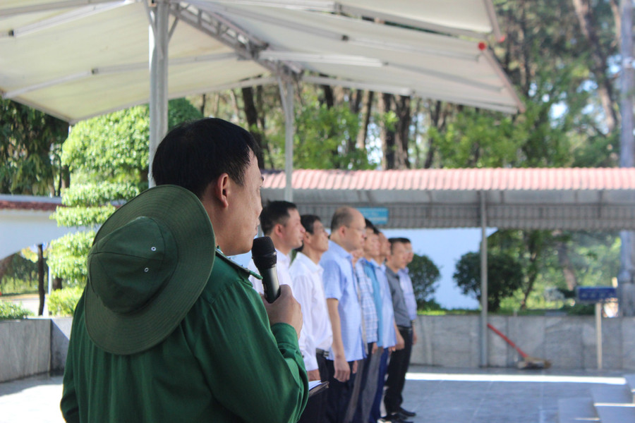 Anh Phan Công Lệ có 20 năm thâm niên gắn bó với nghề thuyết minh viên tại Ngã ba Đồng Lộc.