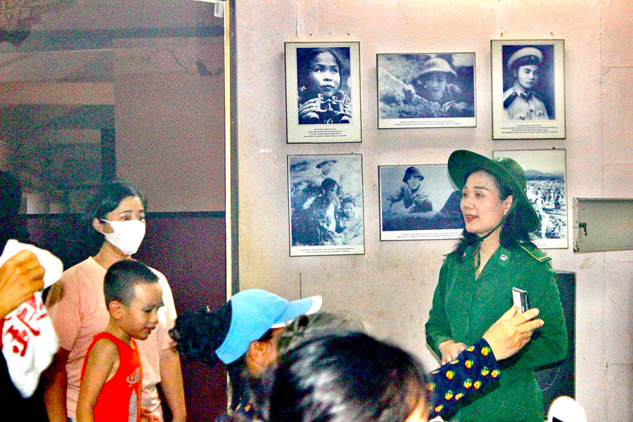 Thuyết minh viên Vương Thị Thương – con gái anh hùng phá bom Vương Đình Nhỏ.